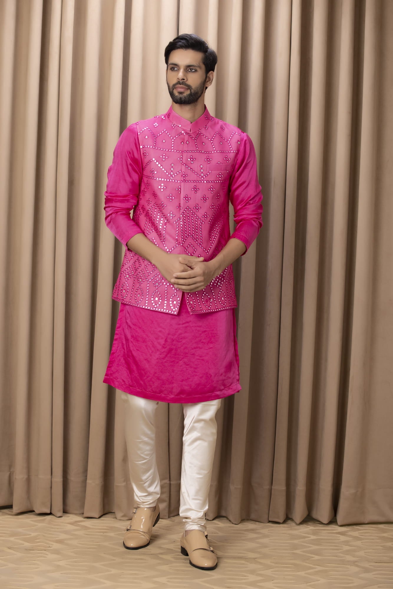 Man Wearing Pink Bandi Set