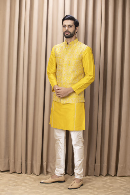 Man wearing yellow Bandi 