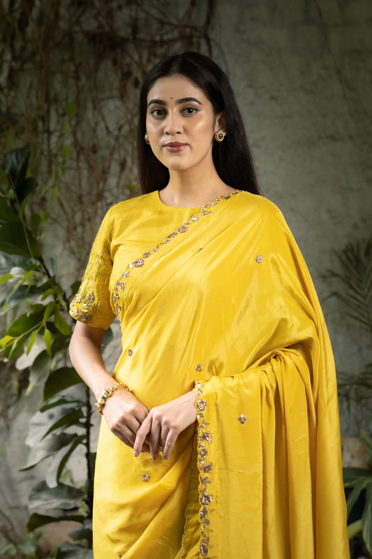 Women Wearing Yellow Saree Set.