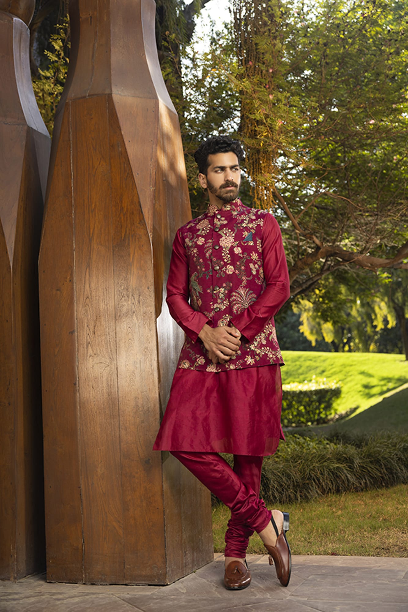 Men Wearing Maroon Bandi Set