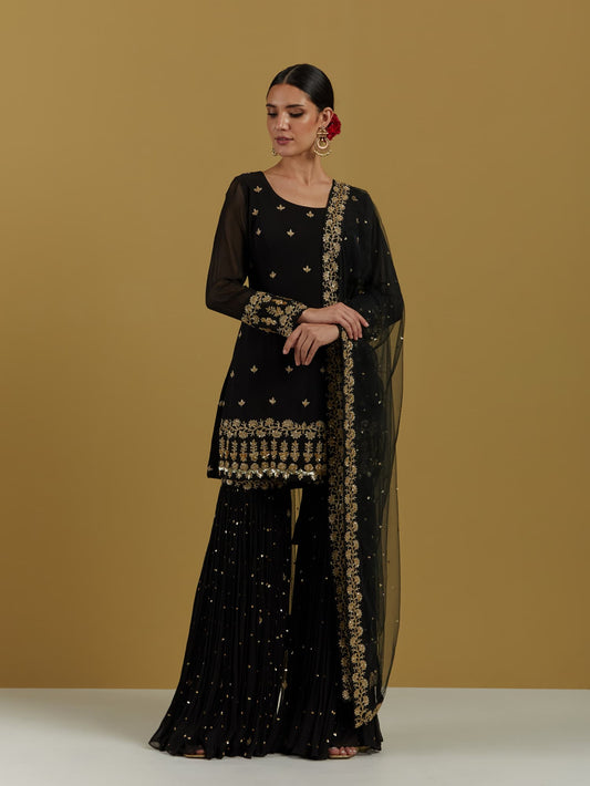 Women Wearing Black Kurta Set.