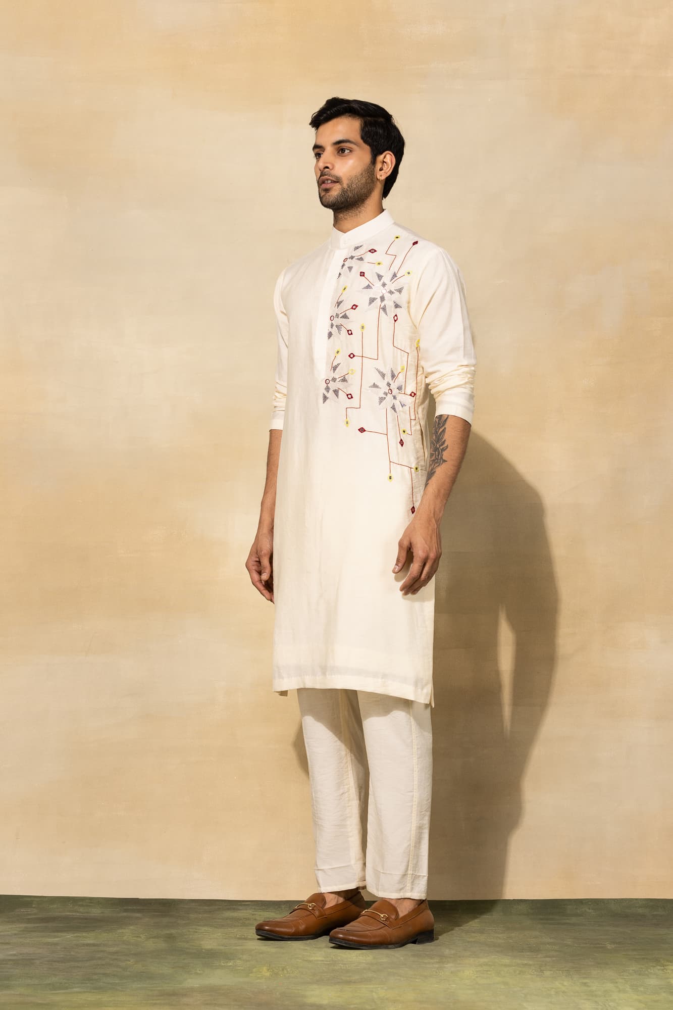 Buy White Kurta Raw Silk Embroidered Mirror Work Set For Men by Tarun  Tahiliani Online at Aza Fashions.