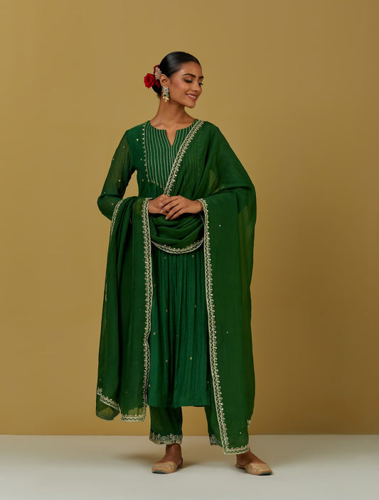 Womens Wearing Green Kurta Set.
